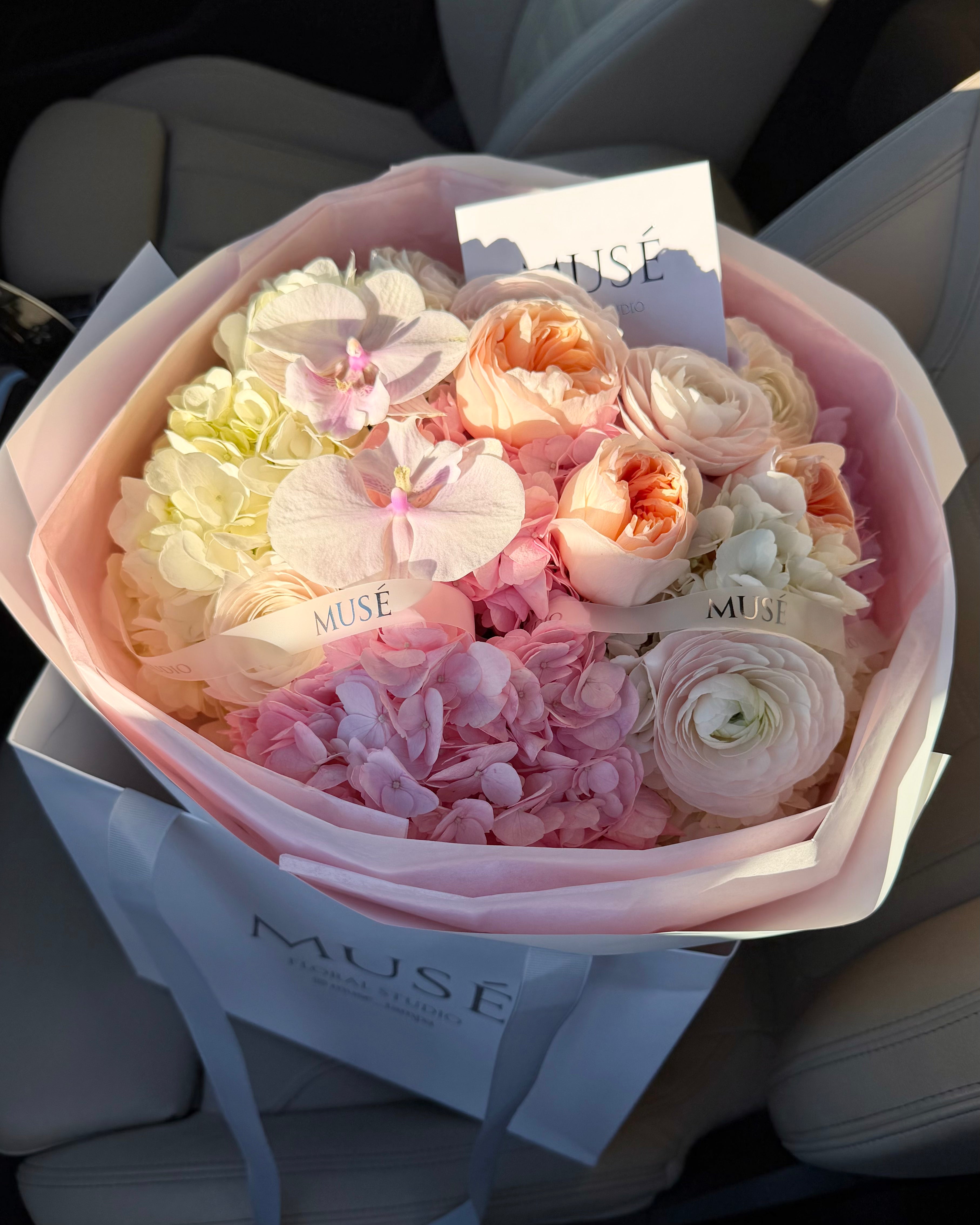 Blush Muse – Luxury Flower Bouquet